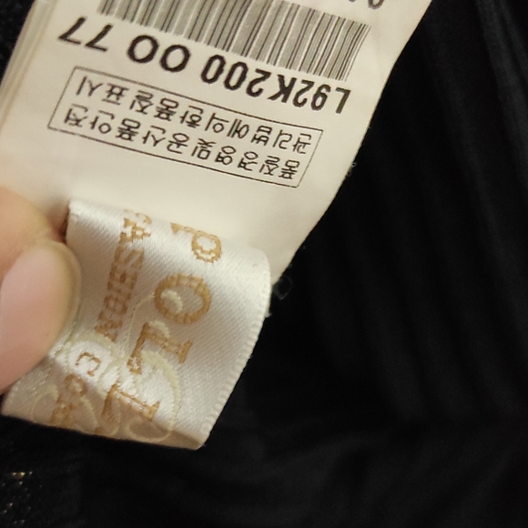 Black 3/4 Sleeve Top - Picture 14 of 15